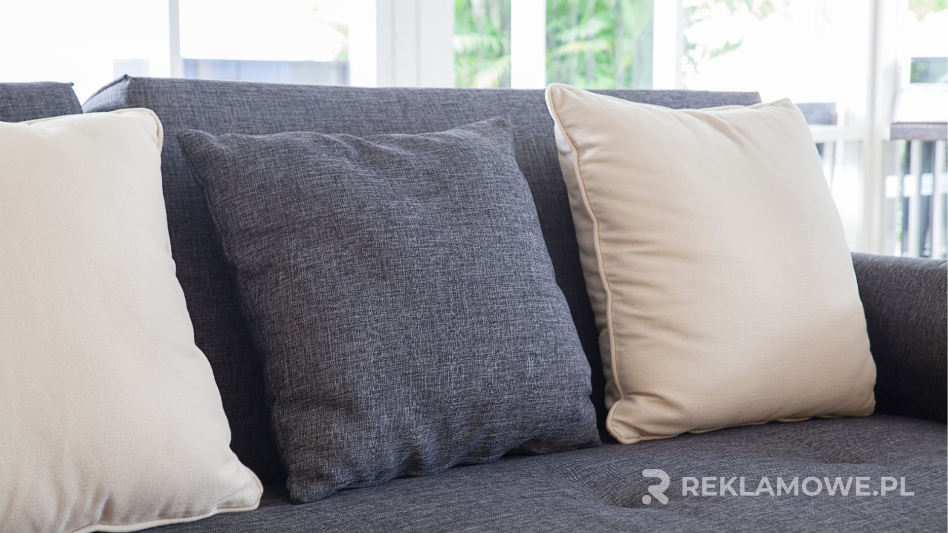 Kolorowe poduszki reklamowe z logo firmy