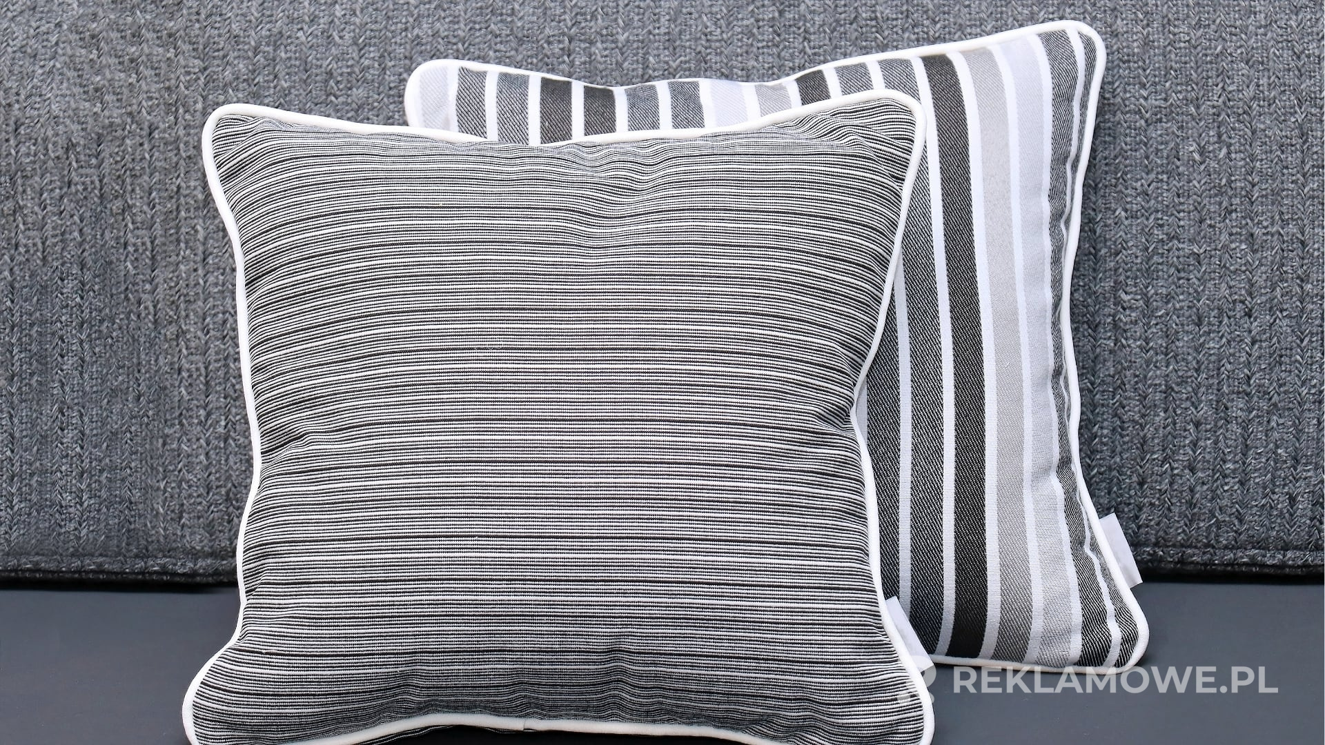 Poduszki reklamowe rozmieszczone strategicznie w przestrzeni biznesowej