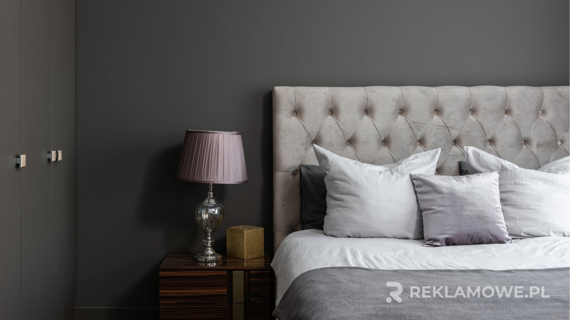 Poduszki reklamowe w biurowym wnętrzu