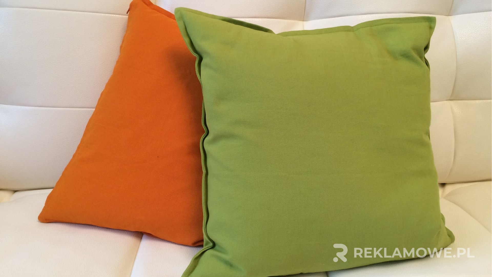 Poduszka reklamowa w hotelu jako element promocji marki
