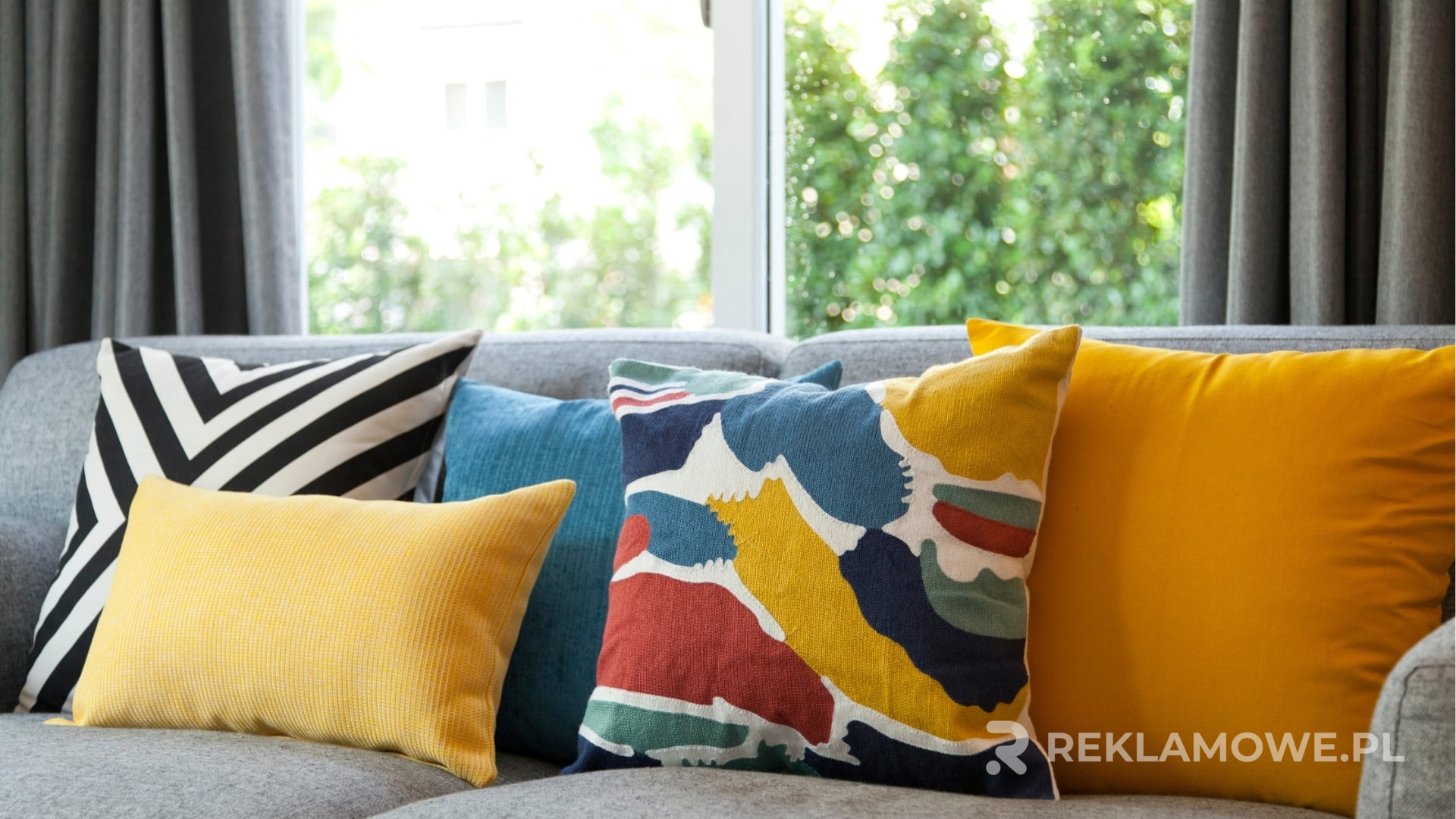 Poduszka reklamowa na tle salonowego wnętrza