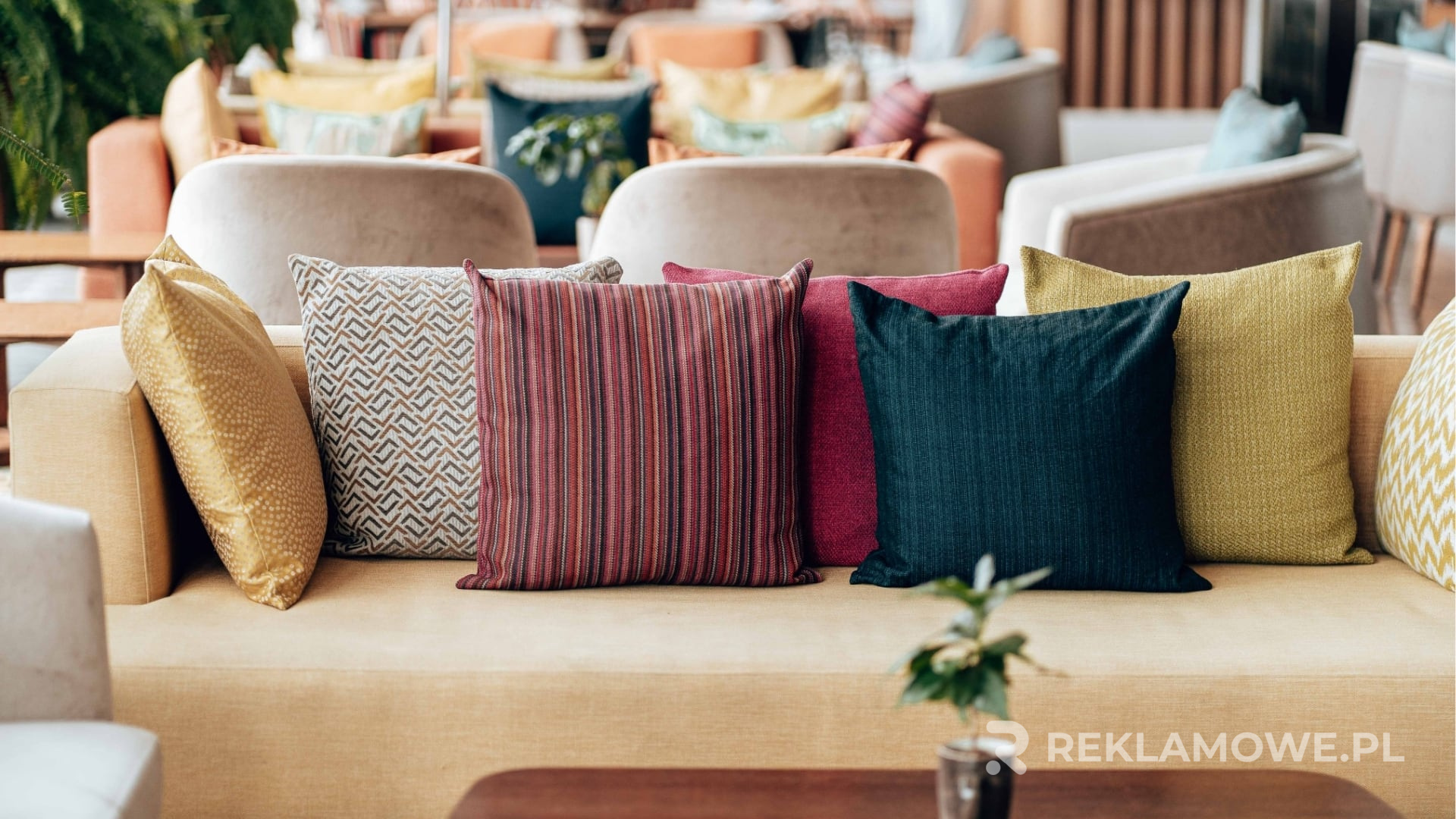 Poduszka reklamowa w pokoju hotelowym