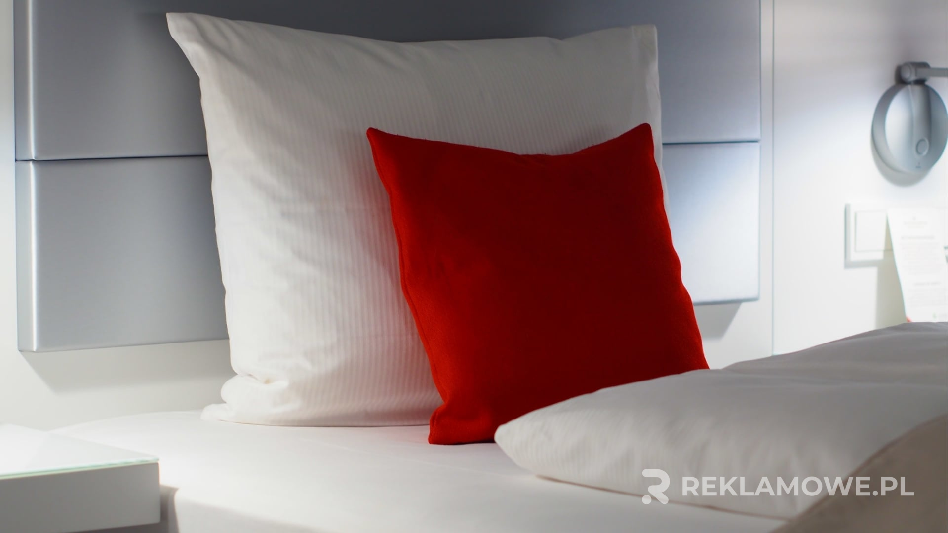 Kolorowe poduszki jako reklama