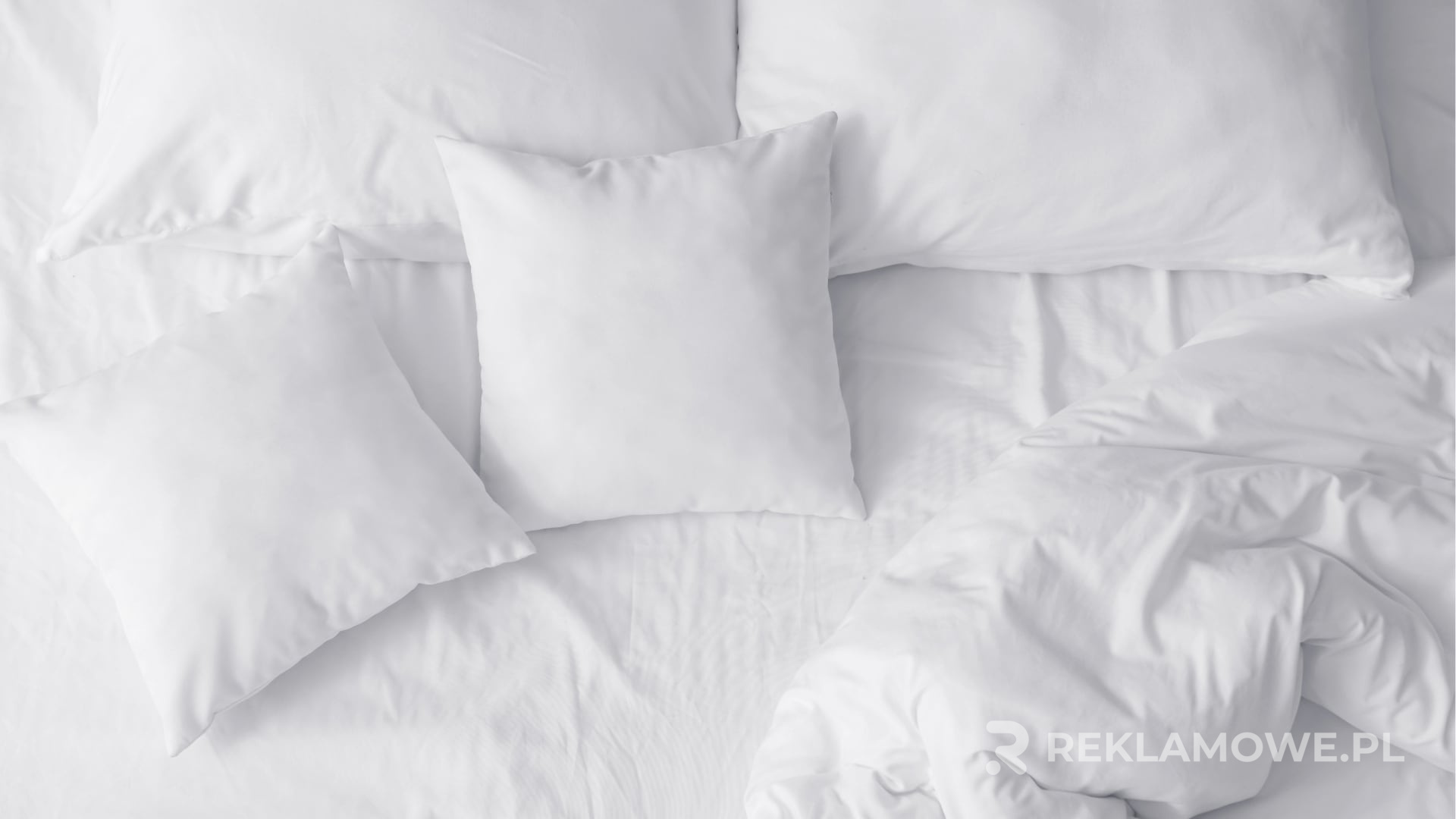 Jak maksymalizować widoczność marki za pomocą poduszek reklamowych? Poduszki reklamowe z logo firmy