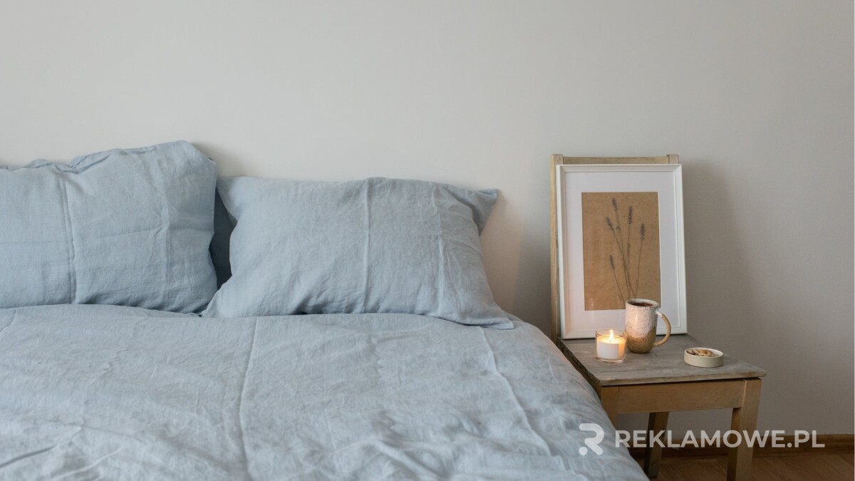 Porównanie materiałów na poduszki reklamowe – co wybrać? Różne rodzaje tkanin na poduszki reklamowe