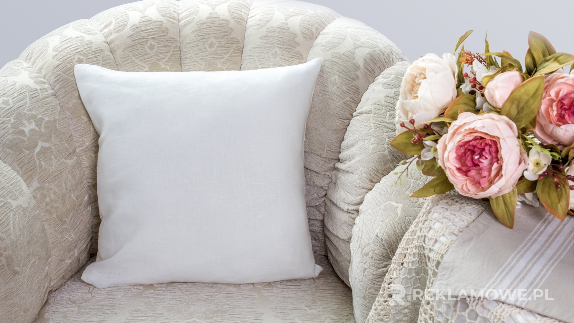 Kolorowe poduszki reklamowe na tle neutralnym